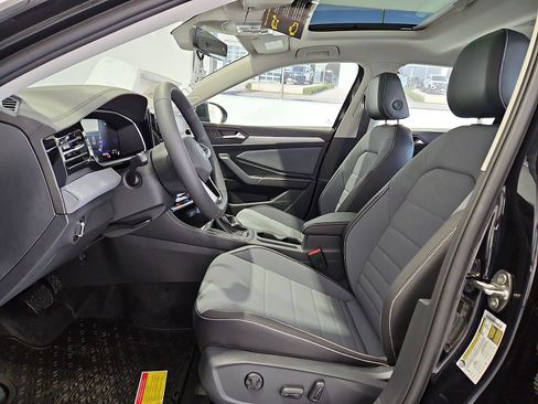 New 2026 Volkswagen Jetta SE FWD image 17