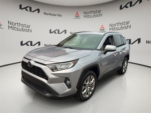 Used 2019 Toyota RAV4 XLE Premium w/ Cold Weather Package AWD/4WD image 9