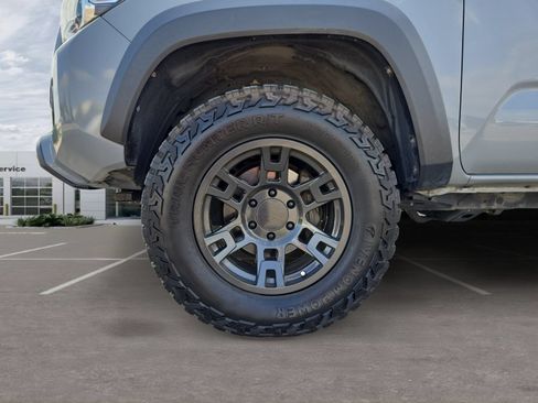 Used 2019 Toyota Tacoma TRD Off-Road w/ Technology Package AWD/4WD image 11