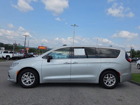 Used 2024 Chrysler Pacifica Touring-L FWD image 7
