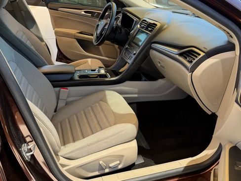 Used 2019 Ford Fusion SE FWD image 11