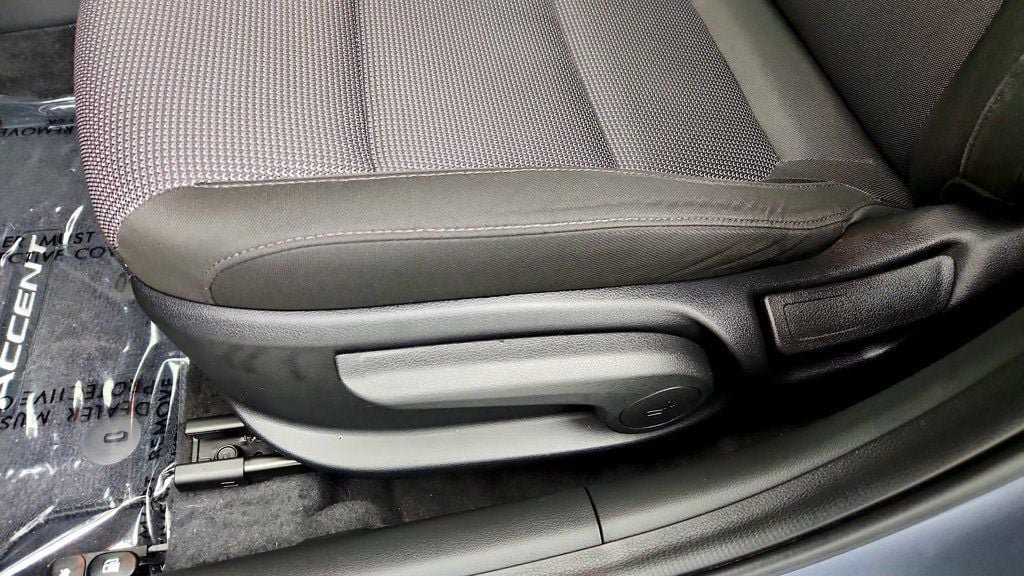 Used 2020 Hyundai Accent SE FWD image 11