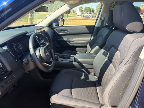 Used 2025 Nissan Pathfinder SV AWD/4WD image 11