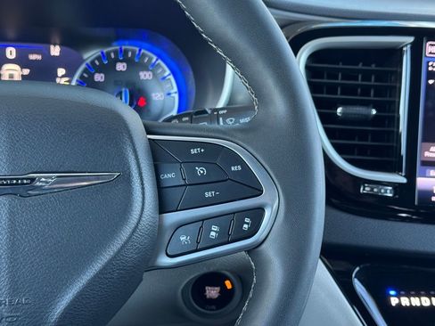 Used 2024 Chrysler Pacifica Touring-L image 8