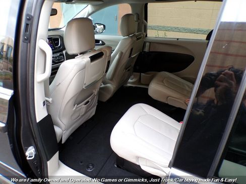 Used 2017 Chrysler Pacifica Touring-L Plus image 19