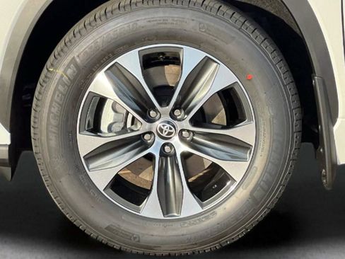 New 2026 Toyota Highlander XLE AWD/4WD image 13