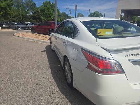 Used 2015 Nissan Altima 2.5 SL w/ Technology Package FWD image 4