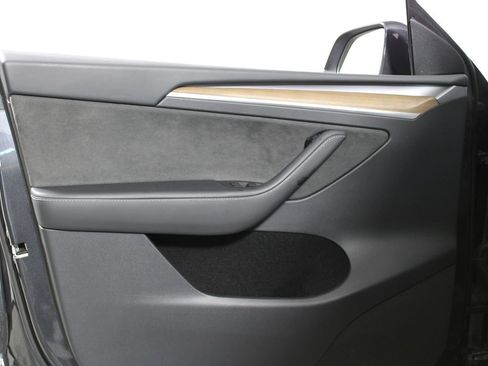 Used 2024 Tesla Model Y 2WD image 6