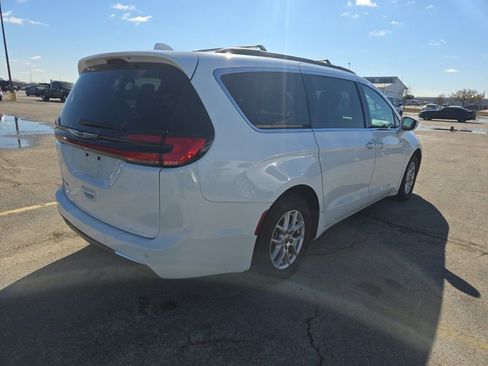 Used 2022 Chrysler Pacifica Touring-L image 2