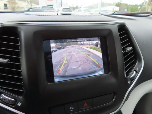 Used 2020 Jeep Cherokee Latitude Plus image 29