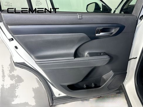 Used 2022 Toyota Highlander XLE image 31