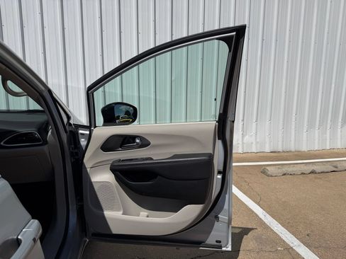 Used 2024 Chrysler Pacifica Touring-L FWD image 27