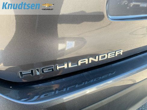 Used 2021 Toyota Highlander LE AWD/4WD image 10