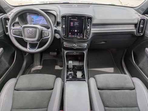 Used 2025 Volvo XC40 B5 Plus AWD/4WD image 19