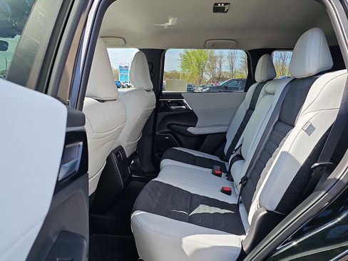 Used 2025 Mitsubishi Outlander SE image 12