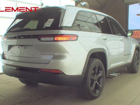 Used 2023 Jeep Grand Cherokee Altitude image 6