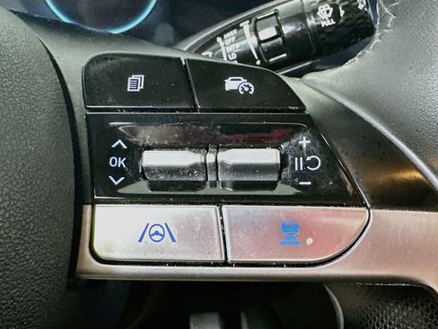 Used 2025 Hyundai Elantra SEL FWD image 23