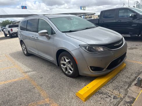Used 2020 Chrysler Pacifica Touring-L Plus w/ Tire & Wheel Group FWD image 3