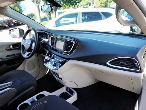 Used 2022 Chrysler Voyager LX image 10