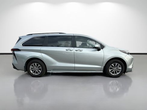 Used 2025 Toyota Sienna XLE FWD image 2