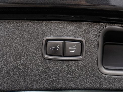 Used 2023 Porsche Macan AWD/4WD image 35