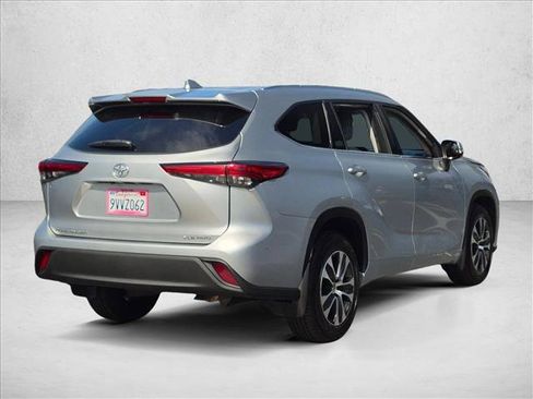 Used 2021 Toyota Highlander XLE AWD/4WD image 7