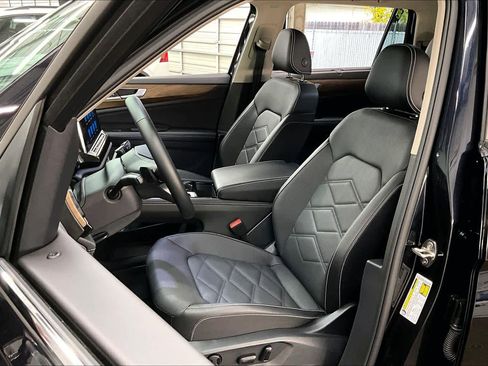 Used 2025 Volkswagen Atlas SE w/ Black Wheel Package image 26