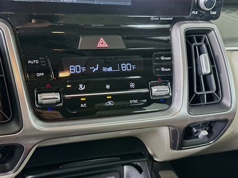 Used 2023 Kia Sorento S image 24