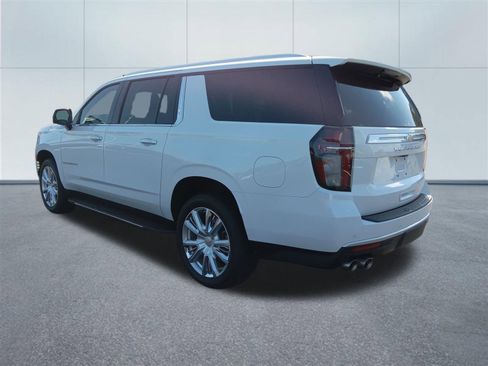 Used 2024 Chevrolet Suburban High Country image 3