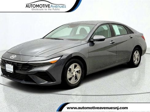 Used 2025 Hyundai Elantra SE FWD image 1