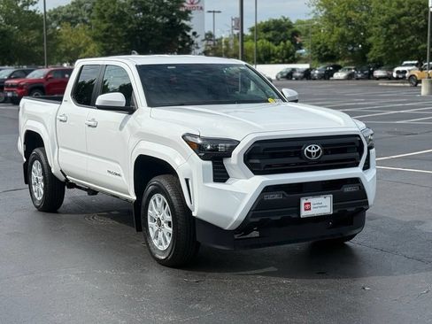 Certified 2025 Toyota Tacoma SR5 AWD/4WD image 12