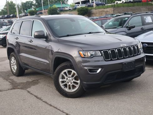 Used 2019 Jeep Grand Cherokee Laredo w/ Security & Convenience Group AWD/4WD image 2