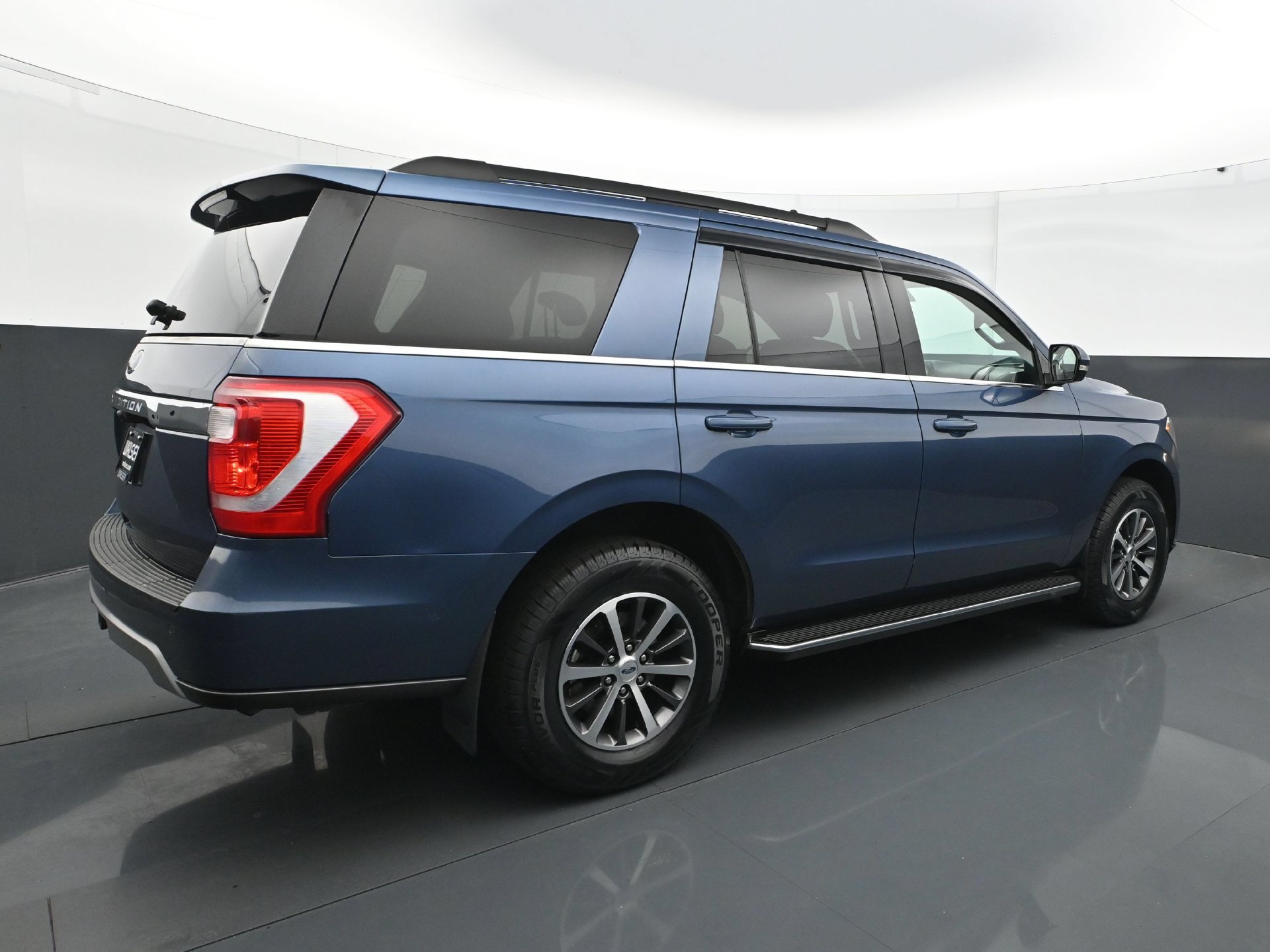 Used 2019 Ford Expedition XLT w/ Equipment Group 202A AWD/4WD image 6