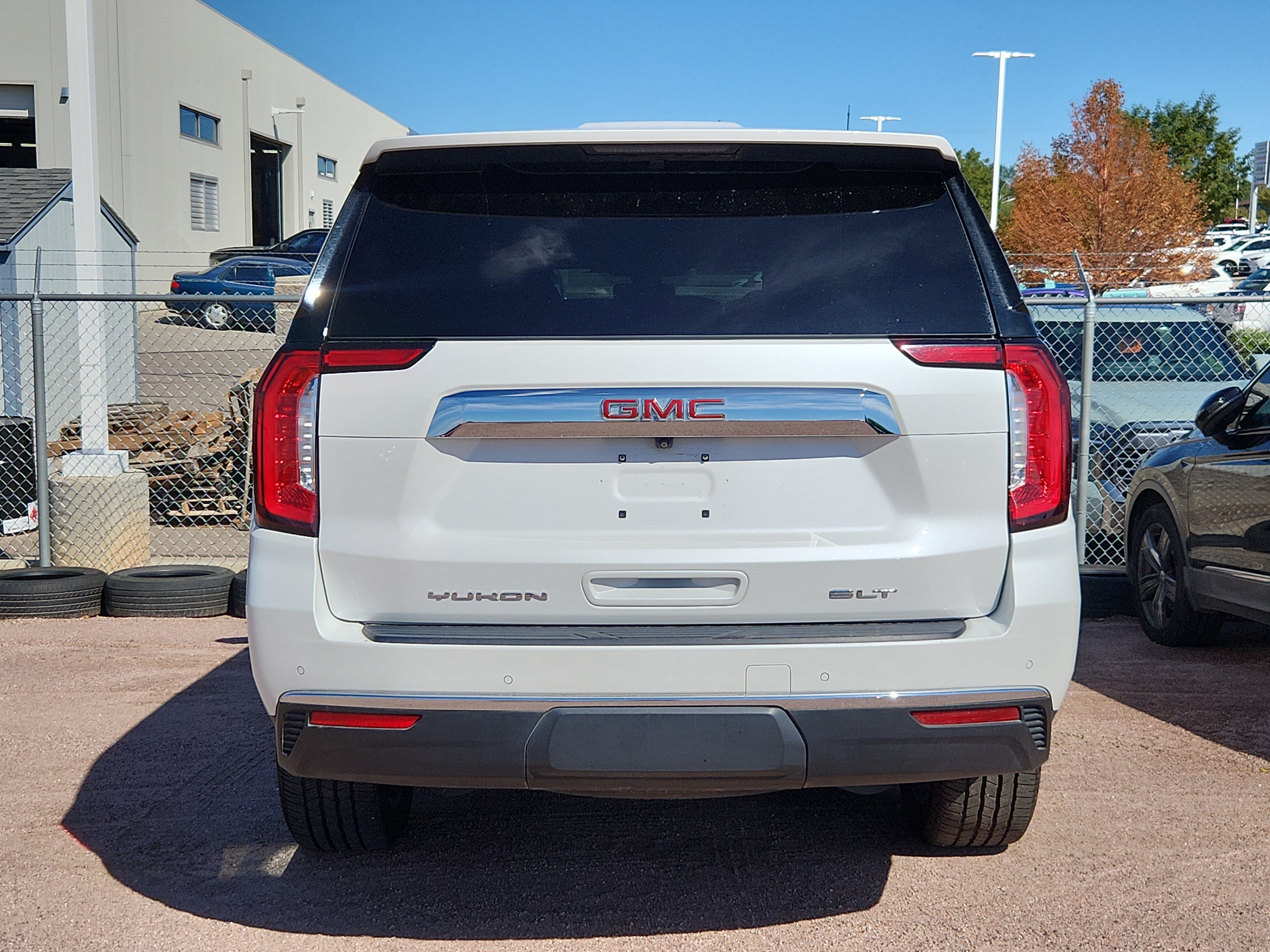 Used 2022 GMC Yukon SLT w/ SLT Luxury Package AWD/4WD image 3