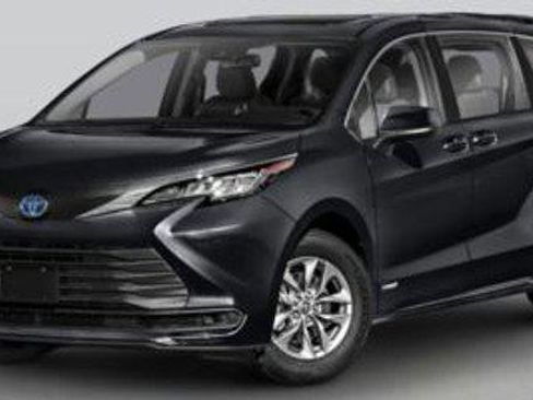 Certified 2024 Toyota Sienna XLE image 1