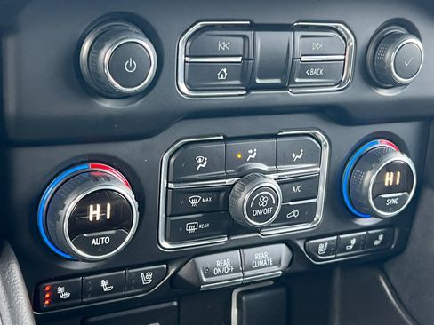 Used 2023 Chevrolet Suburban Premier image 22