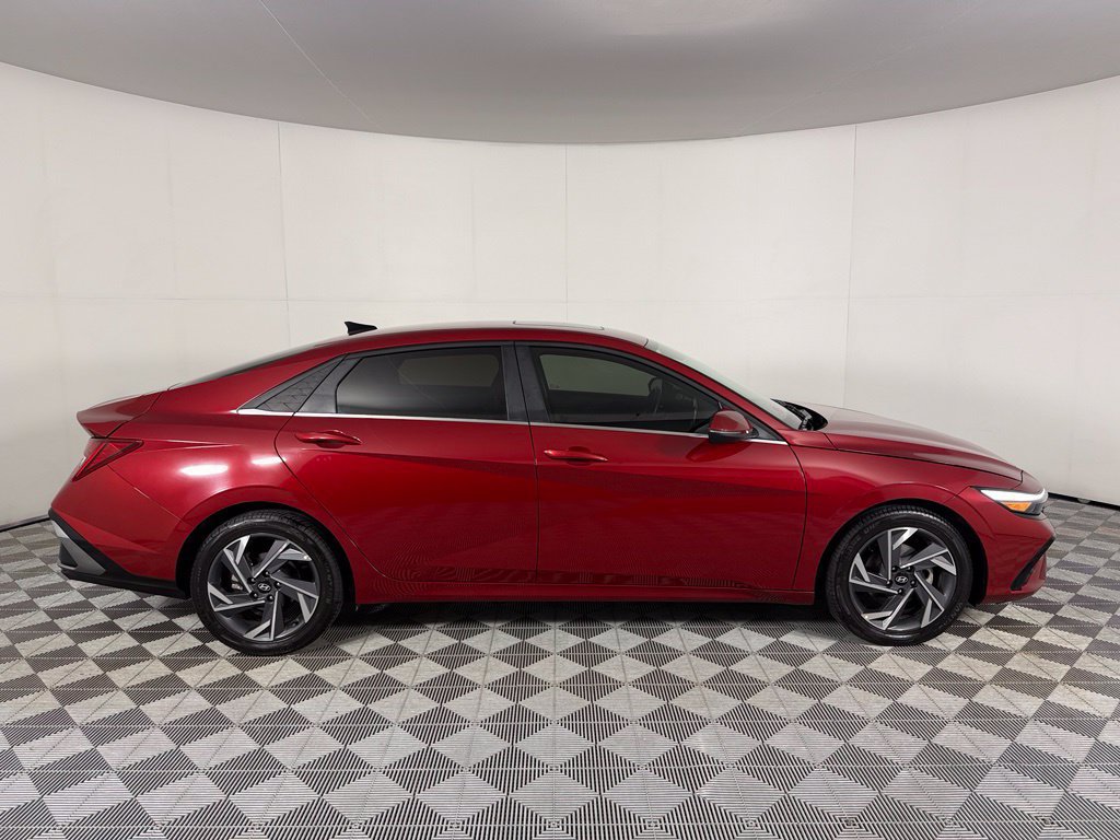 Used 2025 Hyundai Elantra Limited FWD image 5