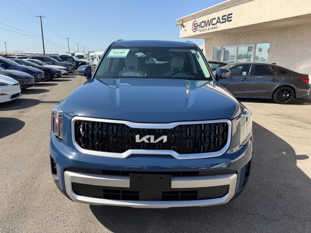 Used 2024 Kia Telluride EX w/ EX Captain's Chair Package FWD image 3