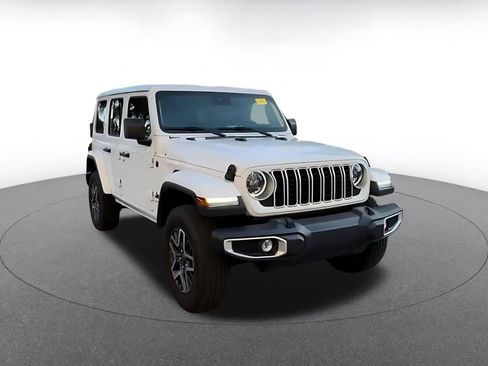 Used 2025 Jeep Wrangler Unlimited Sahara AWD/4WD image 3