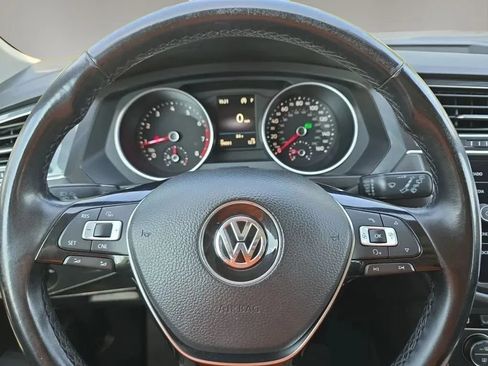 Used 2018 Volkswagen Tiguan SE w/ Panoramic Sunroof Package FWD image 18