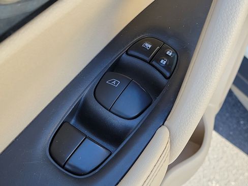 Used 2018 Nissan Rogue SV FWD image 19