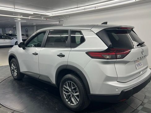 Used 2024 Nissan Rogue S FWD image 3