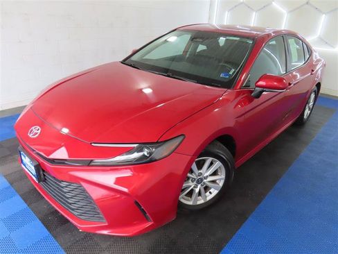 Used 2025 Toyota Camry LE FWD image 4