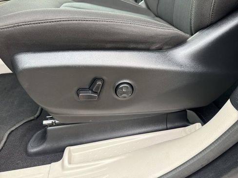 Used 2023 Chrysler Voyager LX image 14