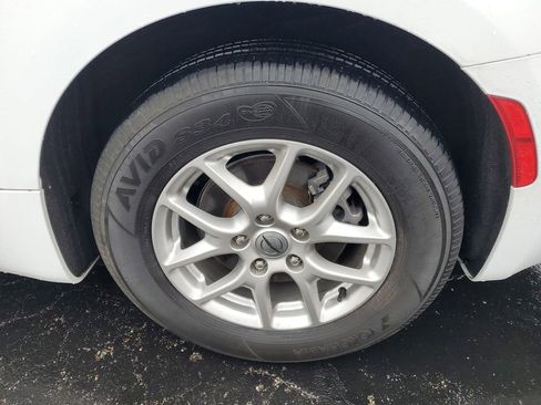 Used 2024 Chrysler Pacifica Touring-L FWD image 34