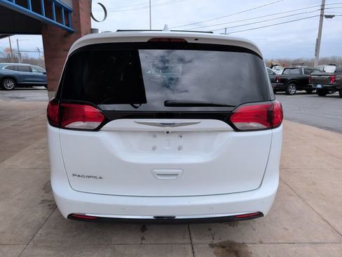 Used 2019 Chrysler Pacifica Touring-L FWD image 7
