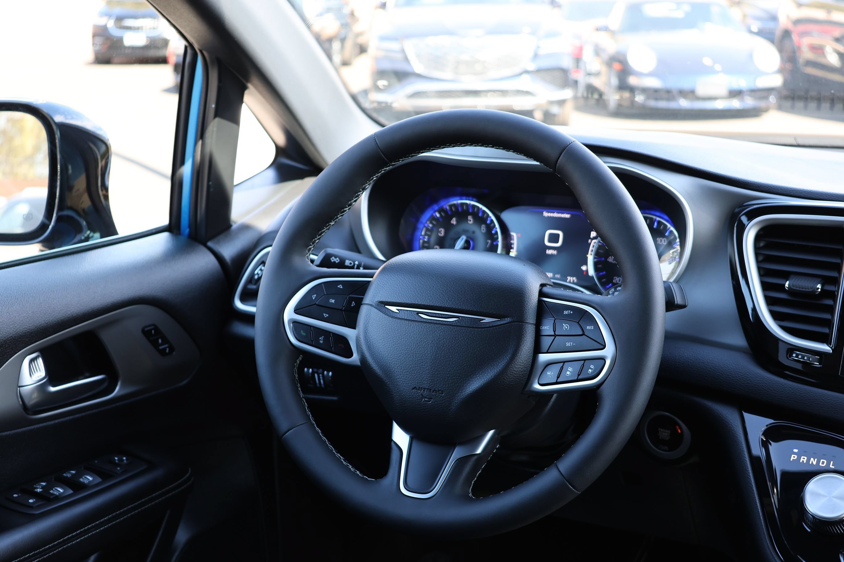 Used 2027 Chrysler Pacifica Select FWD image 25
