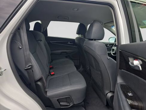Used 2019 Kia Sorento FWD V6 image 11