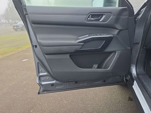 Used 2025 Nissan Pathfinder S image 13