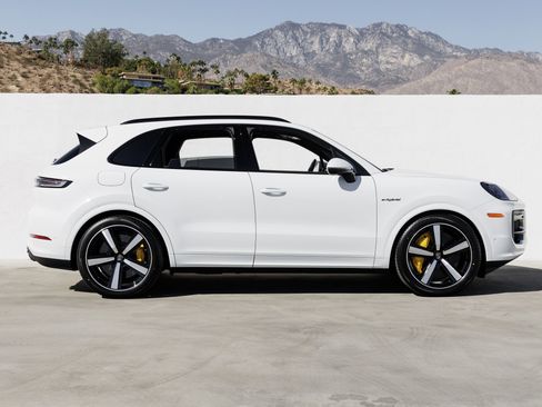 New 2026 Porsche Cayenne Turbo image 8